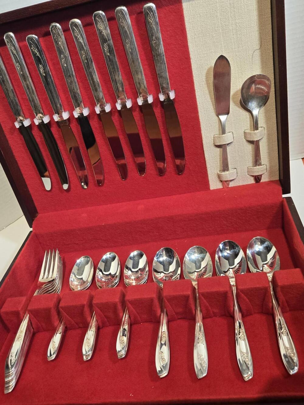 Flatware / WM Rogers IS Silverplate "Fair Lady" in Wooden Box w/ original box